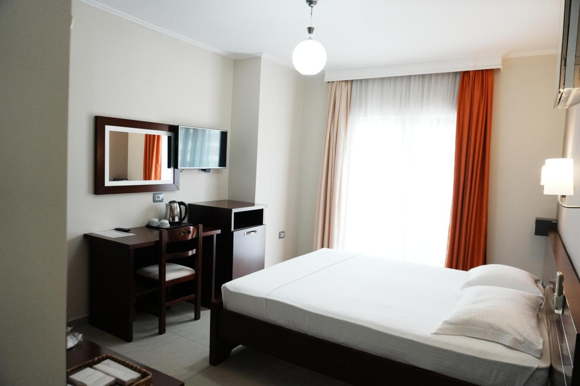Hotel Mediterrane Sarandë 외부 사진